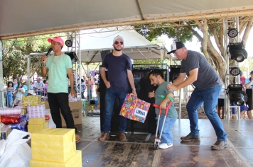 Foto relacionada - Palco da cultura e turismo apresentou vários talentos locais na festa do primeiro de maio. 