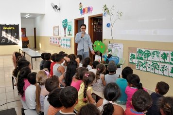 Secretaria do Meio Ambiente de Itaí realiza palestra e plantio de árvores na Escola CEI Monteiro Lobato