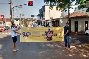DEMUTRAN realiza pedágio educativo no centro da cidade de Itaí         