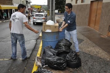 Prefeitura de Itaí instala novas lixeiras pela cidade
