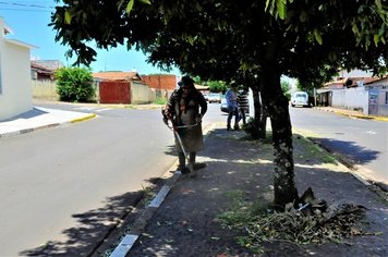 Prefeitura de Itaí realiza limpeza em vias públicas e praças da cidade