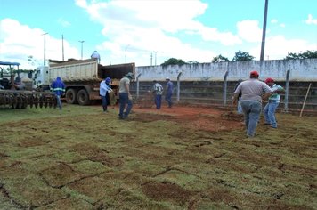 Prefeito visita obras de revitalização em centros esportivos de Itaí