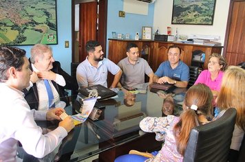 Prefeito de Itaí recepciona governador do Rotary Club e o declara como Hóspede Oficial do município