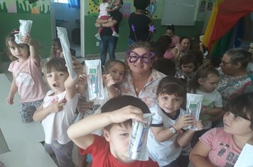 Crianças recebem kits odontológicos em Itaí