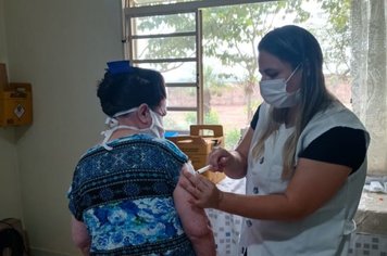 Idosos de casas de repouso são vacinados em Itaí