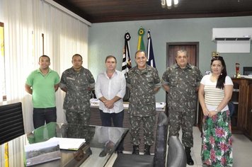 Prefeito de Itaí recebe visita de militares