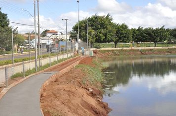 Prefeito Valmir Domingos visita obras no Lago Antônio Ponciano