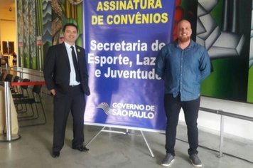 Prefeito Thiago Michelin assina convenio para construção de novo campo de futebol society