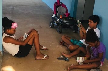 Crianças usufruem da geladeiroteca em Itaí
