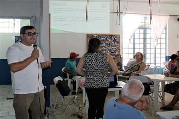 Integrantes do Grupo do Idoso 'Idade Feliz' de Itaí recebem orientações de saúde.