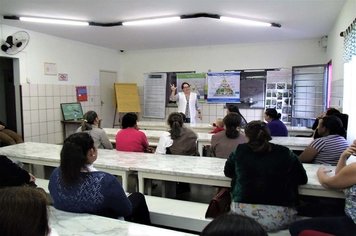 Nutricionista se reúne com funcionárias da Casa da Criança em Itaí