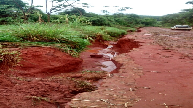 Chuva danifica estradas e causa alagamentos em Itaí