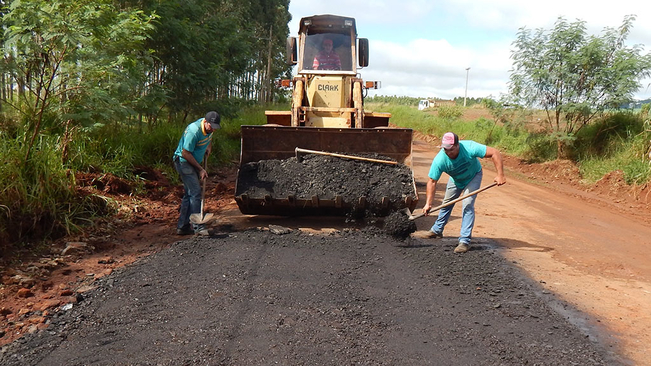 Prefeitura realiza operação tapa-buracos e limpeza das margens da Vicinal Mário Covas