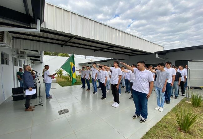 Jovens Itaienses fazen o juramento a Bandeira