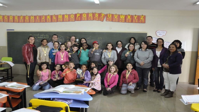 Professores e alunos da rede municipal de ensino de Itaí recebem o prêmio do Instituto Rubens Meneghetti