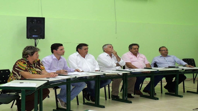 Prefeito de Itaí marca presença na reunião da AMVAPA em Piraju