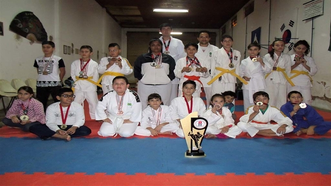 Família SHIHANDAI-KAN conquista mais medalhas para Karatê de Itaí