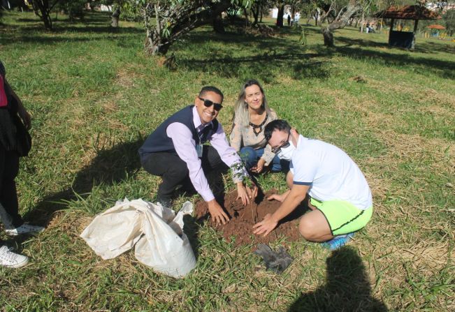 Secretaria Municipal do Meio Ambiente realiza o plantio de mudas no Parque Mauro Roberto de Moraes em Itaí