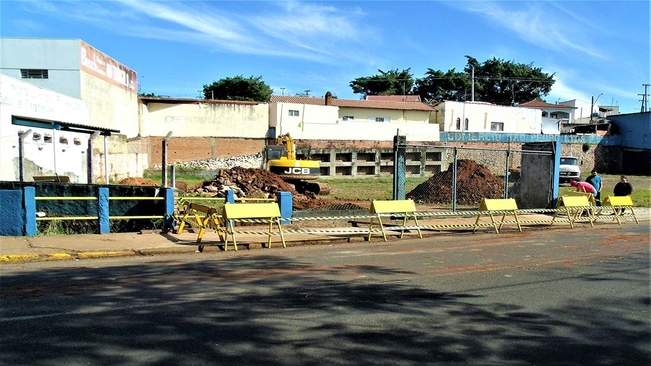 Prefeito de Itaí faz vistoria em obra de contenção no Ribeirão do Lageadinho