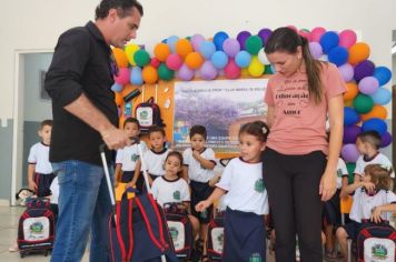 Foto - Entrega de Uniformes e kits escolares