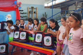 Foto - Entrega de Uniformes e kits escolares