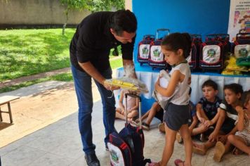 Foto - Entrega de Uniformes e kits escolares