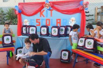 Foto - Entrega de Uniformes e kits escolares