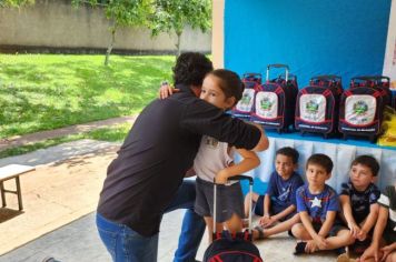 Foto - Entrega de Uniformes e kits escolares