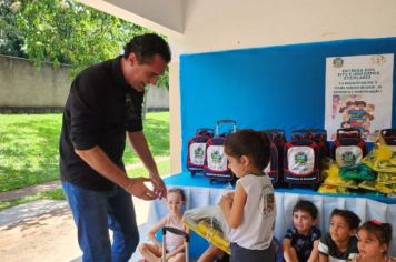 Foto - Entrega de Uniformes e kits escolares