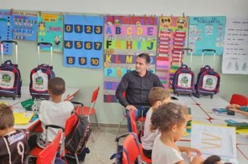 Foto - Entrega de Uniformes e kits escolares