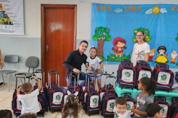 Foto - Entrega de Uniformes e kits escolares