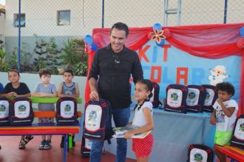 Foto - Entrega de Uniformes e kits escolares