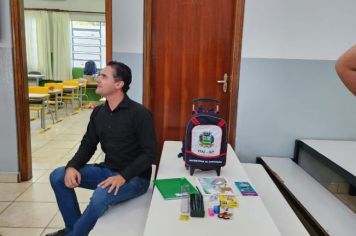 Foto - Entrega de Uniformes e kits escolares