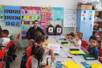 Foto - Entrega de Uniformes e kits escolares