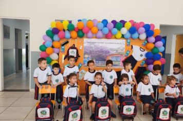 Foto - Entrega de Uniformes e kits escolares