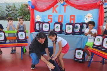 Foto - Entrega de Uniformes e kits escolares