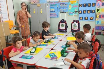 Foto - Entrega de Uniformes e kits escolares