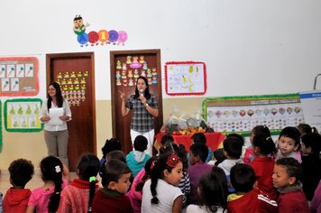 Nutricionista demonstra a importância da alimentação saudável às crianças na Escola Monteiro Lobato em Itaí