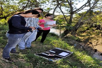 Professores e estudante de Biologia realizam inspeção ambiental no Ribeirão dos Carrapatos em Itaí