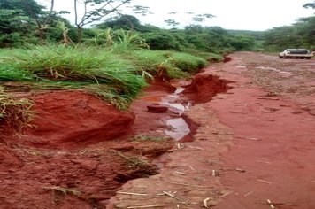 Chuva danifica estradas e causa alagamentos em Itaí