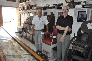 Sindicato dos Trabalhadores Rurais de Itaí doa cadeira de barbeiro para o museu