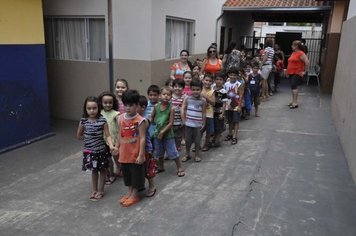 Alunos da EMEI Maria Araújo de Itaí visitam a escola Freitas
