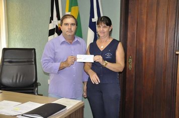 Prefeito Valmir Domingos entrega cheque para Santa Casa