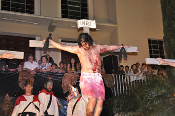 Encenação da Paixão de Cristo emociona a população itaiense