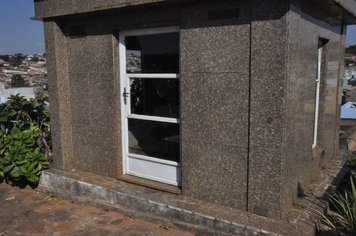 Vândalos invadem o cemitério de Itaí