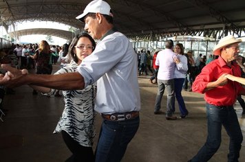 Mais de 900 pessoas participaram do Baile do Grupo do Idoso “Idade Feliz” em Itaí.