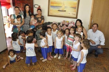 Prefeitura entrega brinquedos para crianças do Projeto Colibri