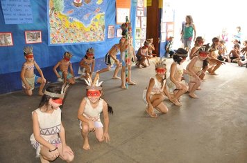 Alunos da Escola Freitas de Itaí apresentam o projeto sobre a cultura indígena.