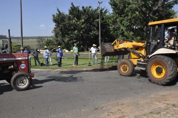 Operação tapa buracos é realizada em Itaí