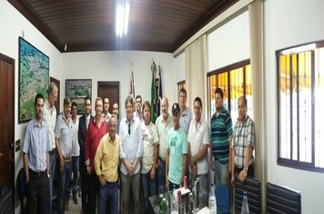 Prefeito Davi Tristão se reúne com produtores rurais